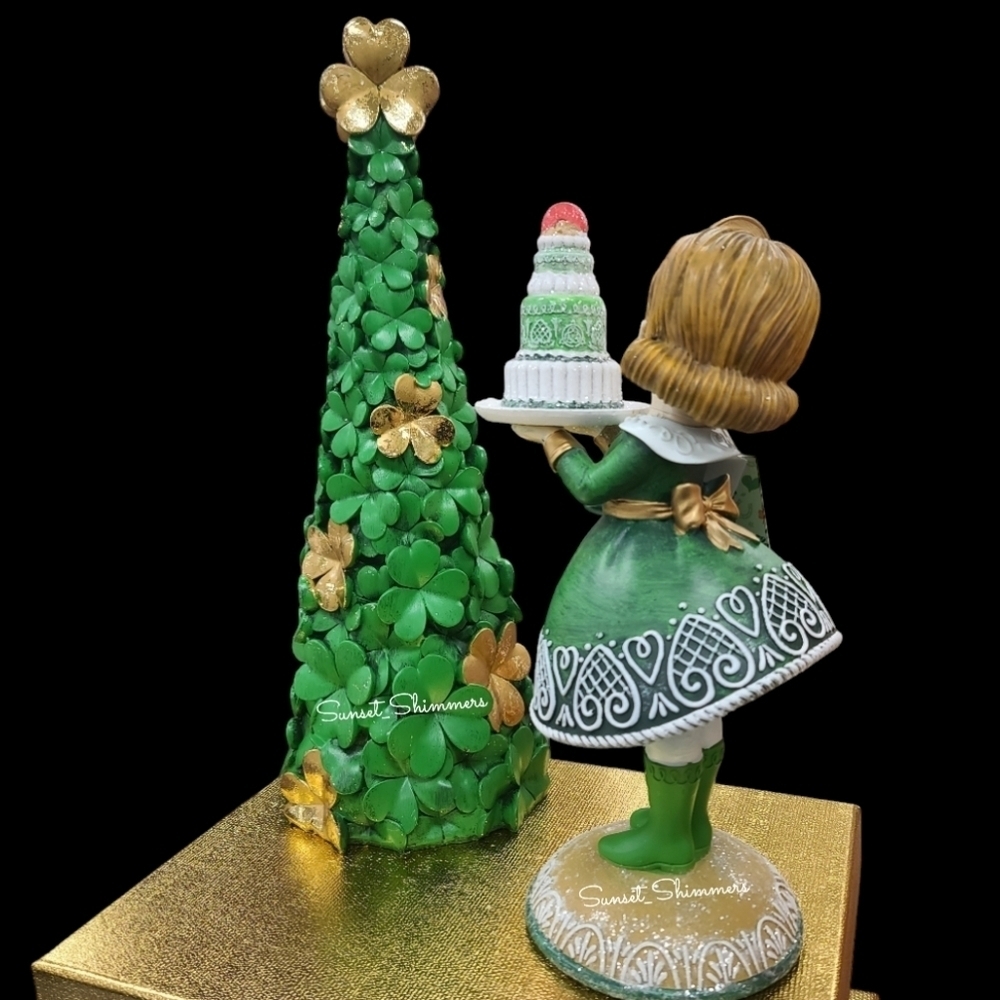 St Patricks Day Gingerbread Leprechaun Girl w/ Lucky Irish Rainbow Cake New - Picture 3 of 11